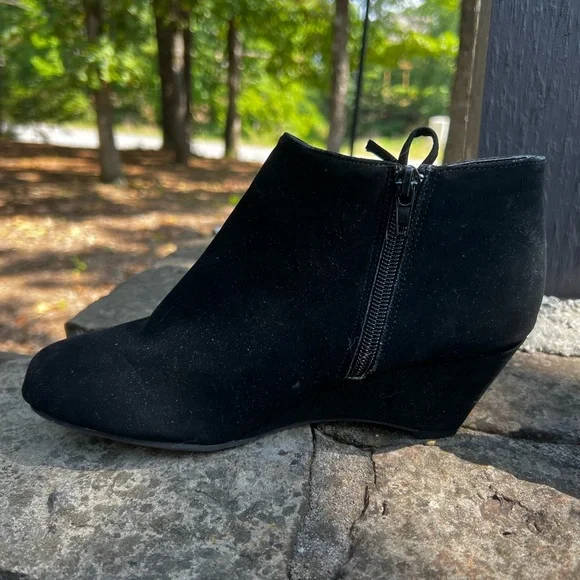 Elegant Black Lace-Up Ankle Booties - Picture 5 of 10